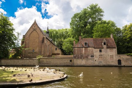 Téléchargez les photos : Maisons le long du canal de Bruges par une belle journée d'été, Belgique - en image libre de droit