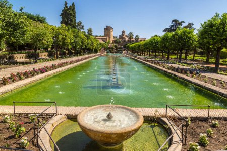 Téléchargez les photos : Fontaine dans les célèbres jardins de l'Alcazar de los Reyes Cristianos à Cordoue par une belle journée d'été, Espagne - en image libre de droit
