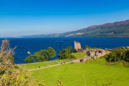Téléchargez les photos : Château d'Urquhart le long du lac Loch Ness en Écosse par une belle journée d'été, Royaume-Uni - en image libre de droit