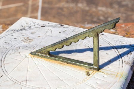 Téléchargez les photos : Ancien cadran solaire à Evora, Portugal dans une belle journée d'été - en image libre de droit