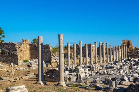 Foto de Ruinas del ágora, ciudad antigua en Side en un hermoso día de verano, Antalya, Turquía - Imagen libre de derechos