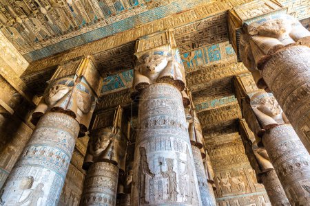 Das Innere des Dendera-Tempels an einem sonnigen Tag, Luxor, Ägypten