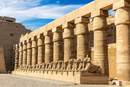 Téléchargez les photos : Temple Karnak dans une journée ensoleillée, Louxor, Egypte - en image libre de droit