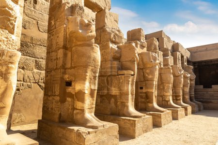 Téléchargez les photos : Karnak temple in a sunny day, Luxor, Egypt - en image libre de droit