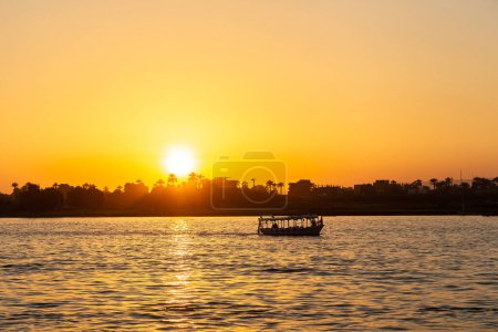 Foto de Barco en el Nilo al atardecer en una noche de verano - Imagen libre de derechos