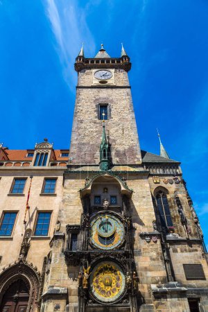 Foto de Reloj astronómico en Praga en un hermoso día de verano, República Checa - Imagen libre de derechos
