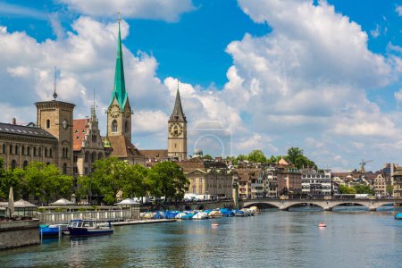 Téléchargez les photos : Tour de l'horloge de la cathédrale de Fraumunster dans le quartier historique de Zurich par une belle journée d'été, Suisse - en image libre de droit