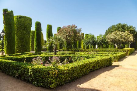 Foto de Jardines en el Alcázar de los Reyes Cristianos en Córdoba en un hermoso día de verano, España - Imagen libre de derechos