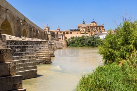 Téléchargez les photos : La Grande Mosquée (Cathédrale de Mezquita) et le Pont Romain sur la rivière Guadalquivir à Cordoue par une belle journée d'été, Espagne - en image libre de droit