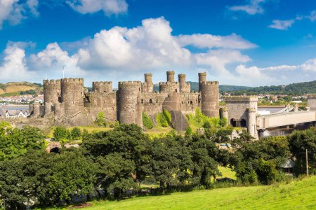 Téléchargez les photos : Château de Conwy au Pays de Galles par une belle journée d'été, Angleterre, Royaume-Uni - en image libre de droit