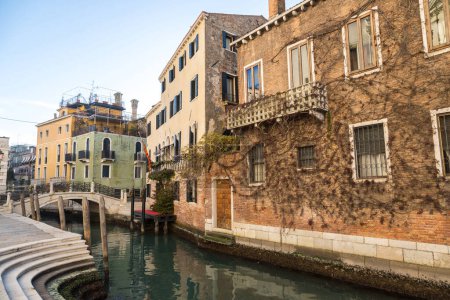 Téléchargez les photos : Canal de Venise, par une belle journée d'été en Italie - en image libre de droit