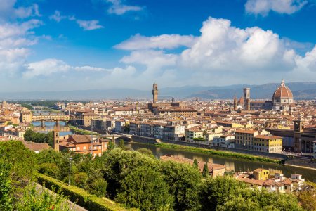 Foto de Vista panorámica de la catedral de Santa Maria del Fiore en Florencia, Italia en un hermoso día de verano - Imagen libre de derechos