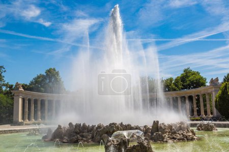 Téléchargez les photos : Fontaine et Héros de la Guerre Mondiale Monument de l'Armée Rouge à Vienne, Autriche par une belle journée d'été - en image libre de droit