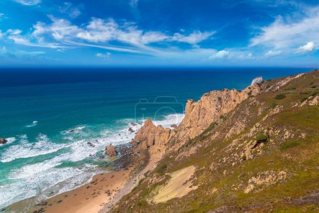 Foto de Cabo da Roca. Acantilados y rocas en la costa del océano Atlántico en Sintra en un hermoso día de verano, Portugal - Imagen libre de derechos
