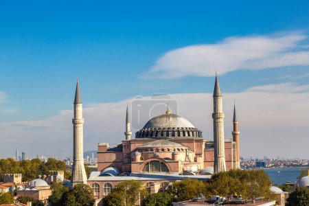 Téléchargez les photos : Vue aérienne panoramique de Hagia Sophia à Istanbul, Turquie par une belle journée d'été - en image libre de droit
