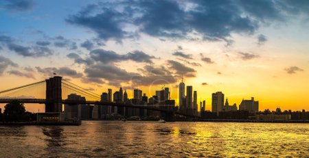 Foto de Panorama de Sunset vista del puente de Brooklyn y vista panorámica del centro de Manhattan en Nueva York, EE.UU. - Imagen libre de derechos
