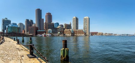 Foto de Panorama del paisaje urbano de Boston en Fan Pier Park en un día soleado, Estados Unidos - Imagen libre de derechos