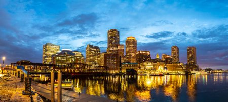 Téléchargez les photos : Panorama du paysage urbain de Boston au Fan Pier Park la nuit, États-Unis - en image libre de droit