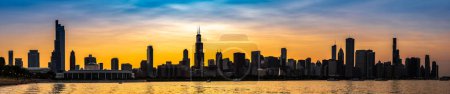 Foto de Panorama of Panoramic cityscape of Chicago at sunset, Illinois, USA - Imagen libre de derechos