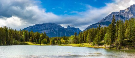 Téléchargez les photos : Panorama du lac Johnson dans le parc national Banff, Canada - en image libre de droit