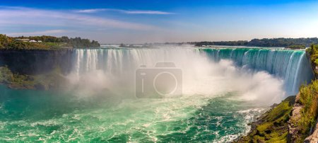 Téléchargez les photos : Panorama des chutes Niagara, des chutes Horseshoe et des excursions en bateau à Niagara Falls, Ontario, Canada - en image libre de droit