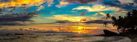 Foto de Panorama de la puesta del sol en la playa de Dalawella en Sri Lanka - Imagen libre de derechos
