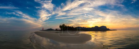 Téléchargez les photos : Koh Mook, Thaïlande - 14 avril 2019 : Panorama du coucher de soleil sur la plage tropicale de Koh Mook (Koh Muk) île, Thaïlande - en image libre de droit