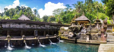Téléchargez les photos : Panorama de la piscine d'eau bénite à Pura Tirta Empul Temple à Bali, Indonésie - en image libre de droit