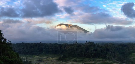 Foto de Panorama de la puesta del sol en el campo de la terraza de arroz y el volcán Agung en Bali, Indonesia en un día soleado - Imagen libre de derechos