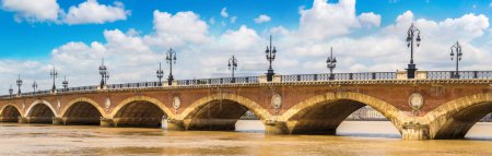 Foto de Panorama de Pont de pierre, viejo puente de piedra en Burdeos en un hermoso día de verano, Francia - Imagen libre de derechos