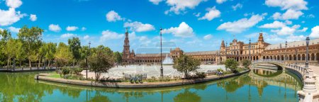 Foto de Panorama de la Plaza de España en Sevilla en un hermoso día de verano, España - Imagen libre de derechos