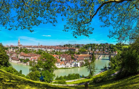 Foto de Vista panorámica de la catedral de Berna y Berner Munster en un hermoso día de verano, Suiza - Imagen libre de derechos