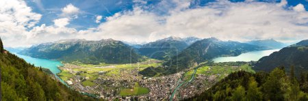 Téléchargez les photos : Vue panoramique d'Interlaken par une belle journée d'été, Suisse - en image libre de droit