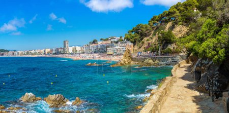 Téléchargez les photos : Plages de Lloret de Mar par une belle journée d'été, Costa Brava, Catalogne, Espagne - en image libre de droit