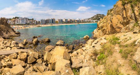 Téléchargez les photos : Les touristes apprécient à la plage de Blanes sur la Costa Brava par une belle journée d'été, Espagne - en image libre de droit