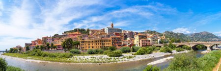 Téléchargez les photos : Panorama de maisons colorées dans la vieille ville de Vintimille par une belle journée d'été, Italie - en image libre de droit