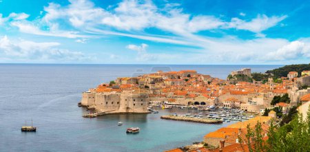 Téléchargez les photos : Panorama de la vieille ville de Dubrovnik par une belle journée d'été, Croatie - en image libre de droit