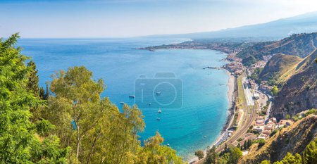 Téléchargez les photos : Vue aérienne panoramique de Taormine en Sicile, Italie par une belle journée d'été - en image libre de droit