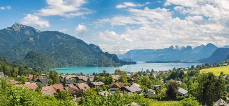 Téléchargez les photos : Vue aérienne panoramique du lac Wolfgangsee, Salzkammergut, Autriche par une belle journée d'été - en image libre de droit