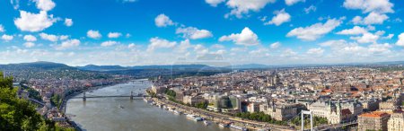 Téléchargez les photos : Palais Royal à Budapest en Hongrie par une belle journée d'été - en image libre de droit