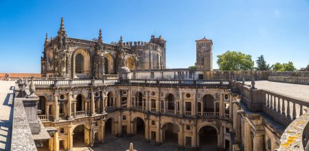Foto de Plaza central del castillo medieval templario en Tomar en un hermoso día de verano, Portugal - Imagen libre de derechos