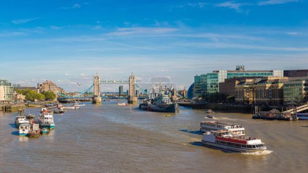 Foto de HMS Belfast buque de guerra y Tower Bridge en Londres en un hermoso día de verano, Inglaterra, Reino Unido - Imagen libre de derechos