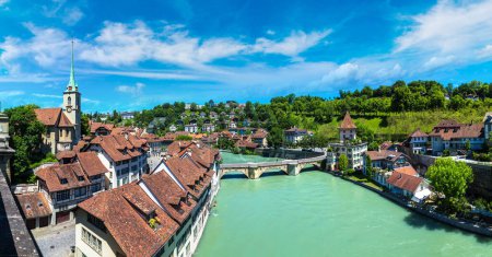 Foto de Vista panorámica de Berna en un hermoso día de verano, Suiza - Imagen libre de derechos