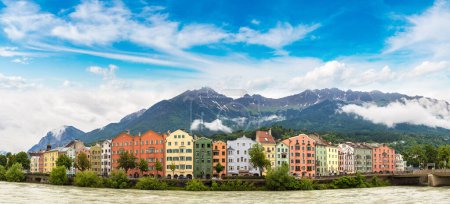 Foto de Edificio de fachada y montañas de los Alpes detrás en Innsbruck en un hermoso día de verano, Austria - Imagen libre de derechos