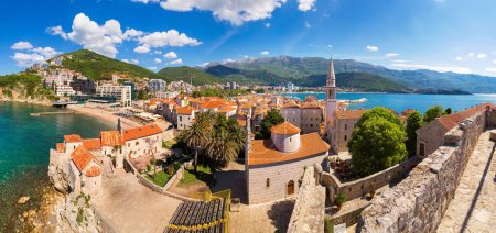 Foto de Panorama del casco antiguo de Budva en un hermoso día de verano, Montenegro - Imagen libre de derechos