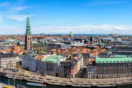 Luftaufnahme von Kopenhagen, Dänemark an einem sonnigen Tag