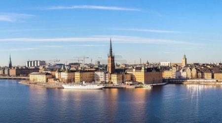 Foto de Panorama de Gamla Stan, la parte antigua de Estocolmo en un día soleado, Suecia - Imagen libre de derechos