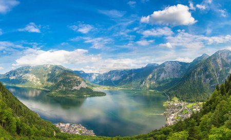 Téléchargez les photos : Vue aérienne panoramique du célèbre village de montagne de Hallstatt, Salzkammergut, Autriche par une belle journée d'été - en image libre de droit