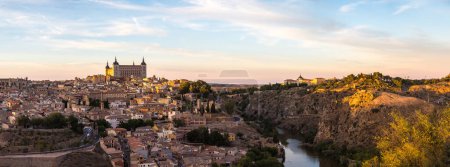 Foto de Paisaje urbano panorámico de Toledo, España en un hermoso día de verano - Imagen libre de derechos