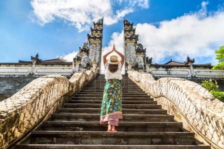 Foto de Viajera en la Puerta Antigua en el templo Pura Penataran Agung Lempuyang en Bali, Indonesia - Imagen libre de derechos
